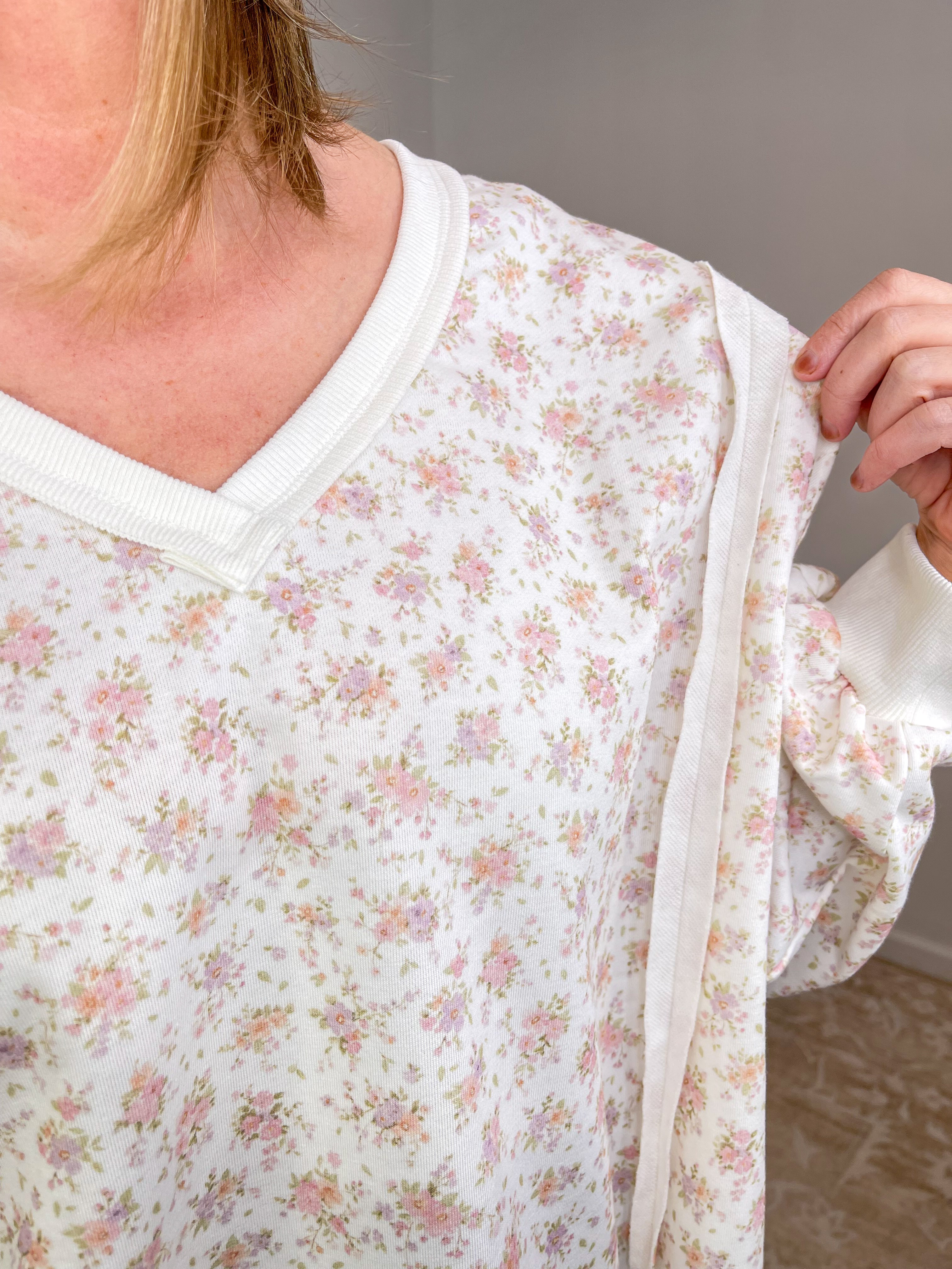 Oversized Ditsy Floral V-Neck Pullover Sweatshirt