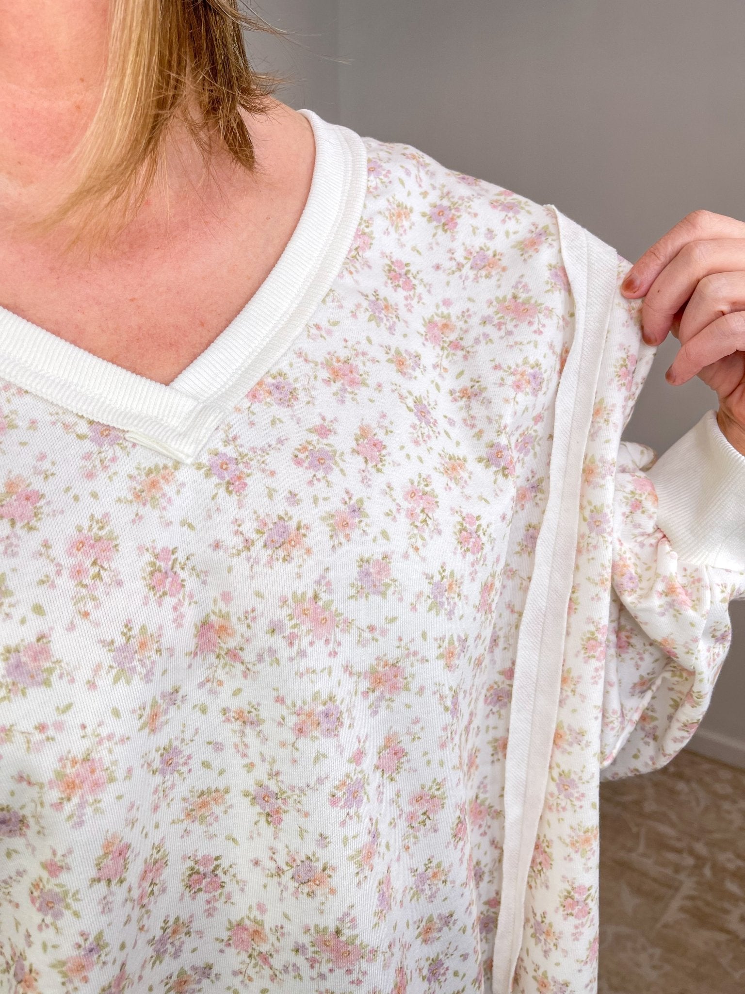Oversized Ditsy Floral V - Neck Pullover Sweatshirt - Lavender Hills BeautyMain StripCT34547-S